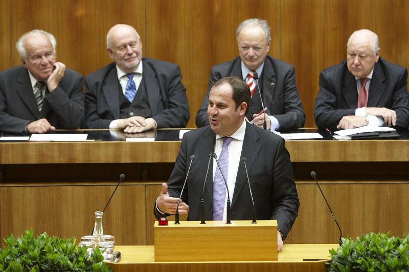 Vizekanzler Dipl.Ing. Josef Pröll am Rednerpult am Rednerpult.  Auf der Regierungsbank im Hintergrund v. li.: Josef Ratzenböck, Mag. Franz Karl, Dr. Andreas Khol und Karl Blecha.