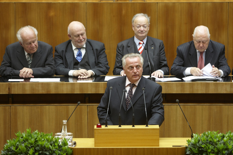 Rudolf Hundsdorfer - Bundesminister für Arbeit, Soziales und Konsumentenschutz am Rednerpult.  Auf der Regierungsbank im Hintergrund v. li.:Josef Ratzenböck, Mag. Franz Karl, Dr. Andreas Khol und Karl Blecha.