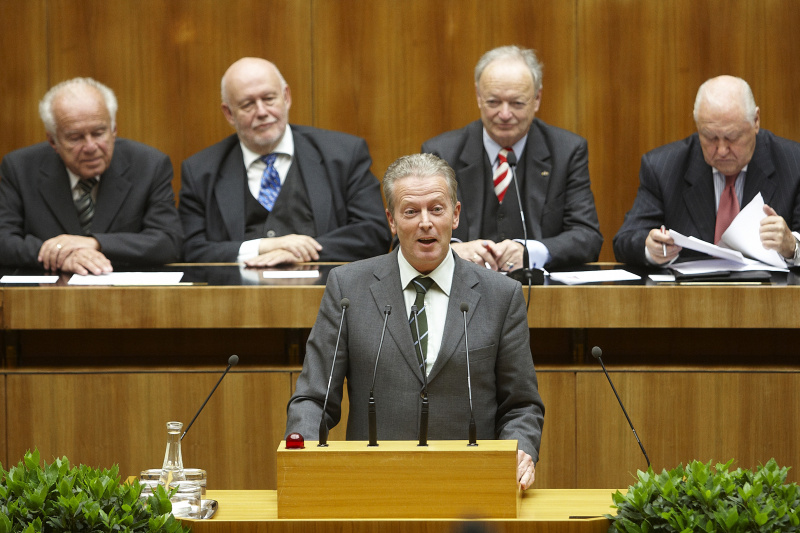Dr. Reinhold Mitterlehner - Bundesminister für Wirtschaft, Familie und Jugend am Rednerpult.  Auf der Regierungsbank im Hintergrund v. li.:Josef Ratzenböck, Mag. Franz Karl, Dr. Andreas Khol und Karl Blecha.
