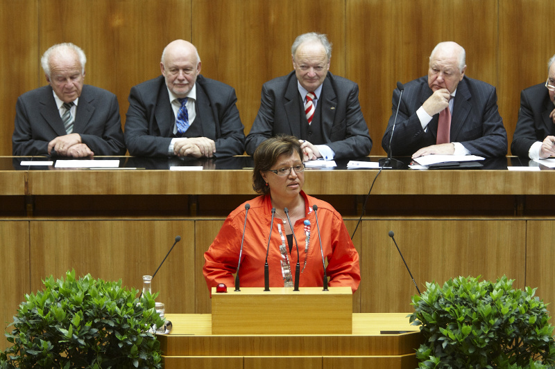 Dr. Sabine Oberhauser - Vizepräsidentin des Österreichischen Gewerkschaftsbundes am Rednerpult. Auf der Regierungsbank im Hintergrund v. li.: Josef Ratzenböck, Mag. Franz Karl, Dr. Andreas Khol und Karl Blecha.