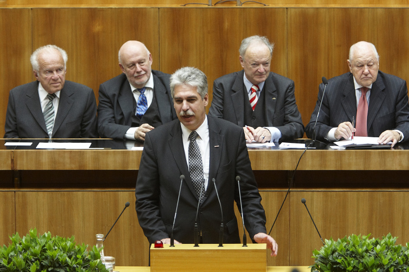Dr. Hans Joerg Schelling - Vizepräsident der Wirtschaftskammer Österreich am Rednerpult. Auf der Regierungsbank im Hintergrund v. li.: Josef Ratzenböck, Mag. Franz Karl, Dr. Andreas Khol und Karl Blecha.