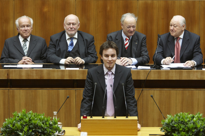 Mag. Philipp Nagel - Vorsitzender der Bundesjugendvertretung am Rednerpult. Auf der Regierungsbank im Hintergrund v. li.: Josef Ratzenböck, Mag. Franz Karl, Dr. Andreas Khol und Karl Blecha.