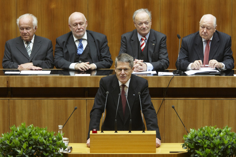 Dr. Edwin Tiefenbacher - Vizepräsident des Österreichischen Seniorenrates am Rednerpult. Auf der Regierungsbank im Hintergrund v. li.: Josef Ratzenböck, Mag. Franz Karl, Dr. Andreas Khol und Karl Blecha.