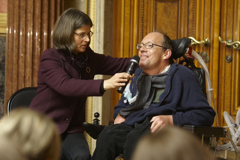 Dr. Franz-Josef Huainigg -Nationalratsabgeordneter am Mikrofon