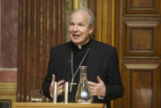 Kardinal Dr. Christoph Schönborn - Erzbischof von Wien am Rednerpult
