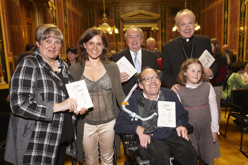 v. links: Dr. Gertraude Steindl - Präsidentin der Aktion Leben Österreich, Simone Fürnschuß - Autorin, Fritz Neugebauer -  Zweiter Nationalratspräsident, Dr. Franz-Josef Huainigg - Nationalratsabgeordneter, Kardinal Dr. Christoph Schönborn - Erzbischof von Wien und Veranstaltungsteilnehmerin.