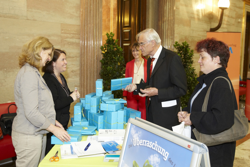 Stand und Plakat " Die Überraschung des Lebens"