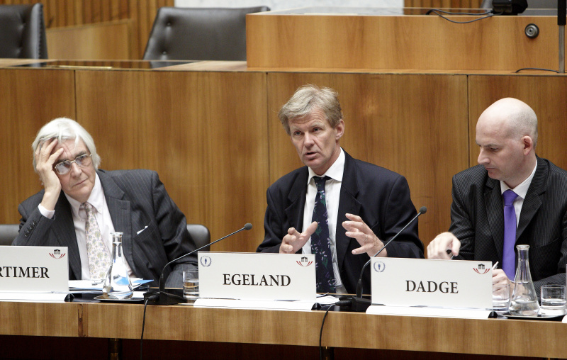 v.li.: Edward Mortimer - Senior Vice-President, Salzburg Global Seminar, Jan Egeland - Director Norwegian Institute of International Affairs und David Dadge - Director International Press Institute