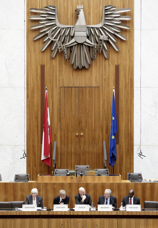 v.li.: Edward Mortimer - Senior Vice-President, Salzburg Global Seminar, Jan Egeland - Director Norwegian Institute of International Affairs, David Dadge - Director International Press Institute, Lakhdar Brahimi - Former UN Special Adviser und Abiodun Williams - Vice-President Center for Conflict Analysis and Prevention, United States Institute of Peace