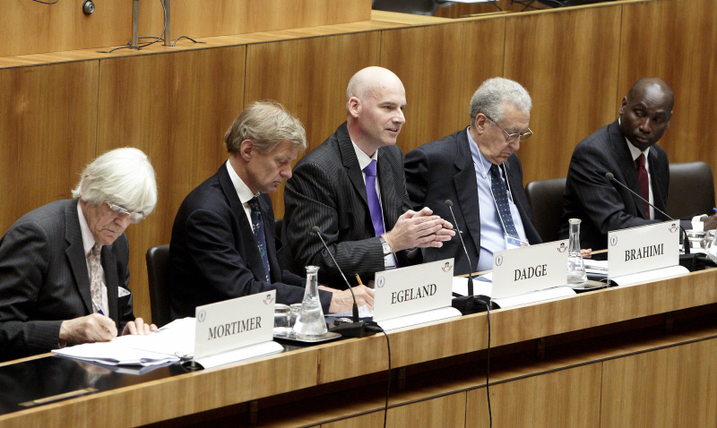 v.li.: Edward Mortimer - Senior Vice-President, Salzburg Global Seminar, Jan Egeland - Director Norwegian Institute of International Affairs, David Dadge - Director International Press Institute, Lakhdar Brahimi - Former UN Special Adviser und Abiodun Williams - Vice-President Center for Conflict Analysis and Prevention, United States Institute of Peace