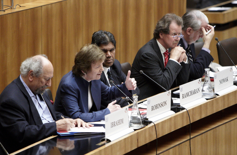 v.li.: Saad Ibrahim - Sociologist and Human Rights Activist, Mary Robinson - Former UN High Commissioner for Human Rights, Bertrand Ramcharan - Former UN Deputy Hich Commissioner for Human Rights, Manfred Nowak - UN Special Rapporteur on Torture and other Cruel, Inhuman or Degrading Treatment or Punishment und Paulo Sergio Pinheiro - Rapporteur on Children, Inter-Amercian Commision on Human Rights