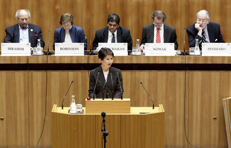 Nationalratspräsidentin Mag.a Barbara Prammer am Rednerpult. Am Podium v.li.: Saad Ibrahim - Sociologist and Human Rights Activist, Mary Robinson - Former UN High Commissioner for Human Rights, Bertrand Ramcharan - Former UN Deputy Hich Commissioner for Human Rights, Manfred Nowak - UN Special Rapporteur on Torture and other Cruel, Inhuman or Degrading Treatment or Punishment und  Paulo Sergio Pinheiro - Rapporteur on Children, Inter-Amercian Commision on Human Rights