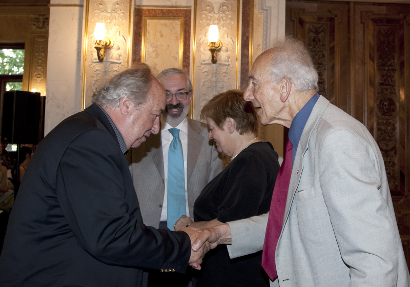 v.li. Fritz Neugebauer - Zweiter Präsident des Nationalrates begrüßt Prof. Dr. Peter Pulzer - Universität Oxford. Im Hintergrund v.li. Dr. Günther Schefbeck - Leiter der Abteilung Parlamentarische Dokumentation und Archiv und Statistik der Parlamentsdirektion und Anna Elisabeth Haselbach