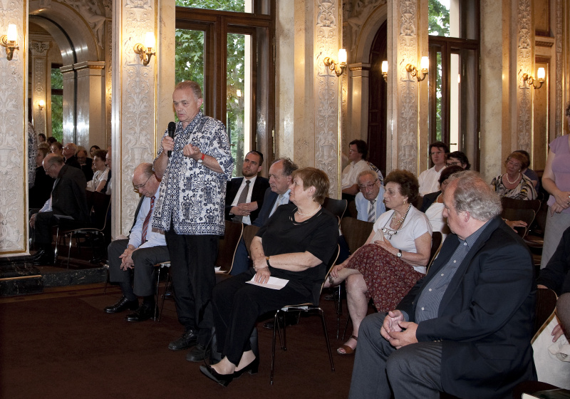 Arne Haselbach am Mikrofon