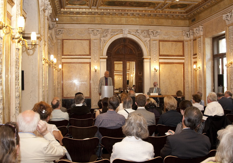 Am Podium v.li. Prof. Dr. Peter Pulzer - Universitaet Oxford am Rednerpult und Dr. Günther Schefbeck - Leiter der Abteilung Parlamentarische Dokumentation und Archiv und Statistik der Parlamentsdirektion