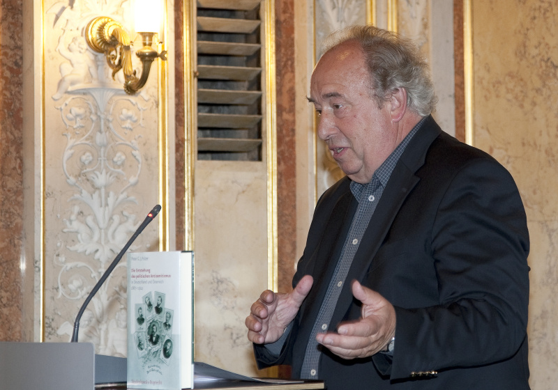 Fritz Neugebauer - Zweiter Präsident des Nationalrates am Rednerpult