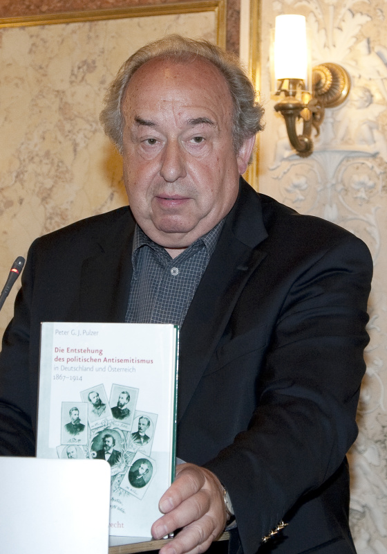 Fritz Neugebauer - Zweiter Präsident des Nationalrates am Rednerpult