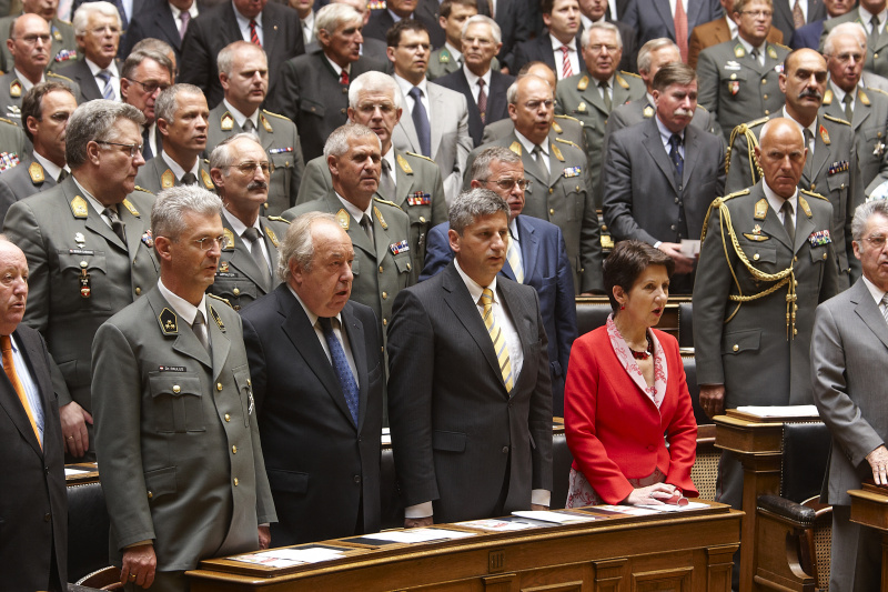 1. Reihe v. li.: Hptm Dr. Eduard Paulus - Präsident der Österreichischen Offiziersgesellschaft, Fritz Neugebauer - Zweiter Nationalratspräsident, Dr. Michael Spindelegger -  Außenminister und Mag. Barbara Prammer - Nationalratspräsidentin