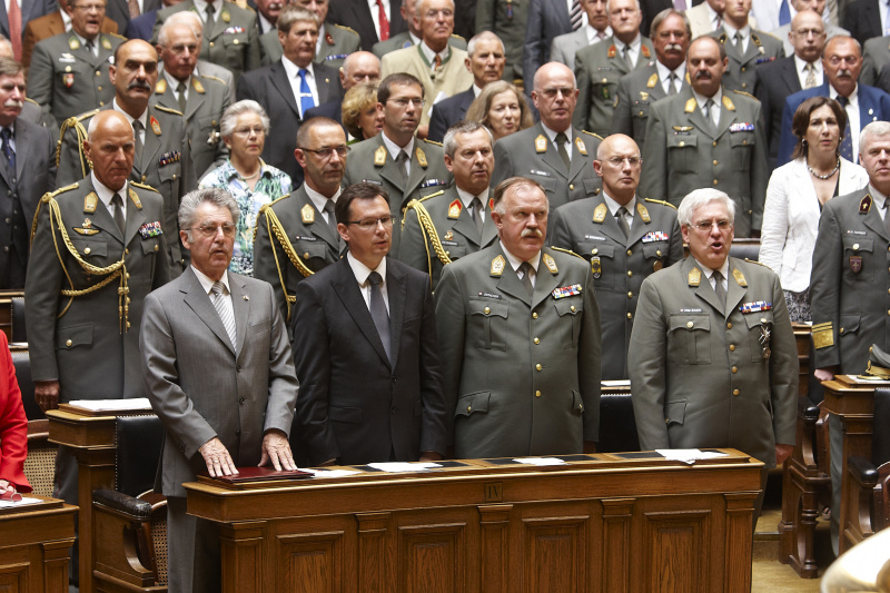 1.Reihe v.li.: Dr. Heinz Fischer - Bundespräsident,  Norbert Darabos - Verteidigungsminister, General Mag. Edmund Entacher - Chef des Generalstabes und GenMjr Mag. Herbert Bauer - Generalsekretär der Österreichischen Offiziersgesellschaft