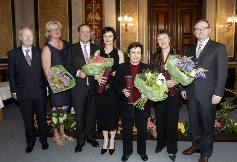 v.li.: Univ.Prof. Dr. Heribert Franz Köck - Vorsitzender des wissenschaftlichen Beirates, Dr. Ursula Plassnik - Nationalratsabgeordnete, Dipl.-Ing. Josef Pröll - Vizekanzler, Cornelia Vospernik - ORF-Korrespondentin und Felix Ermacora-Pressepreisträgerin, Schirin Ebadi - Nobelpreisträgerin 2003 und Felix Ermacora Menschenrechtspreisträgerin, Dr. Marianne Graf - Albania-Austria Partnerschaft und Felix Ermacora-Förderpreisträgerin und Karlheinz Kopf -ÖVP_Klubobmann und Obmann des Felix Ermacora-Menschenrechtsvereines