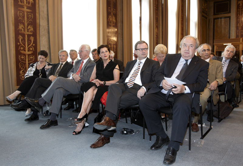 v.li.: Christine Marek - Staatssekretärin, Dr. Wolfgang Schüssel - Nationalratsabgeordneter, Dr. Friedrich Gehart, Mag. Helga Ermacora - Witwe von Felix Ermacora,Karlheinz Kopf - ÖVP-Klubobmann und Obmann des Felix Ermacora-Menschenrechtsvereines und Fritz Neugebauer - Zweiter Nationalratspräsident