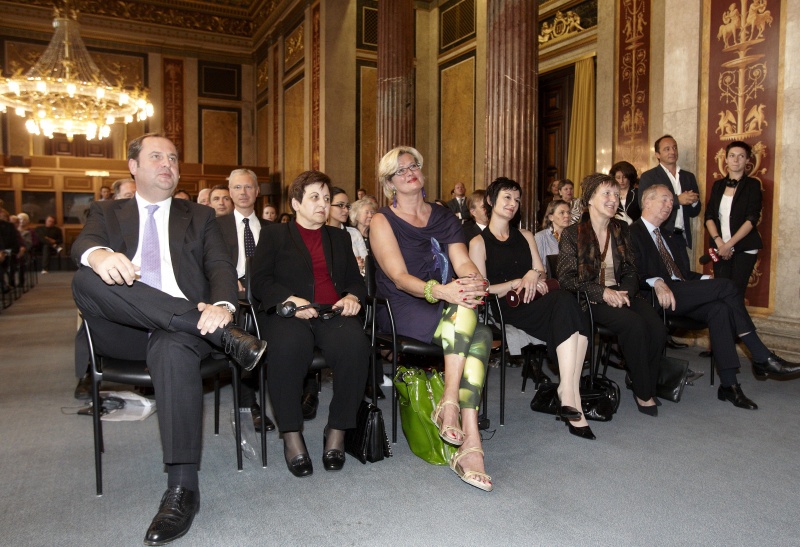 erste Reihe v.li.: Dipl.-Ing. Josef Pröll -Vizekanzler, Schirin Ebadi - Nobelpreisträgerin 2003 und Felix Ermacora Menschenrechtspreisträgerin, Dr. Ursula Plassnik -  Nationalratsabgeordnete, Cornelia Vospernik - ORF-Korrespondentin und Felix Ermacora-Pressepreisträgerin, Dr. Marianne Graf - Albania-Austria Partnerschaft und Felix Ermacora-Förderpreisträgerin und Univ.Prof. Dr. Heribert Franz Köck - Vorsitzender des wissenschaftlichen Beirates