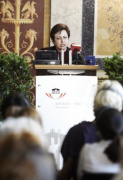 Schirin Ebadi - Nobelpreisträgerin 2003 und Felix Ermacora Menschenrechtspreisträgerin am Rednerpult