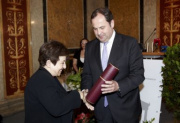 Schirin Ebadi - Nobelpreisträgerin 2003 erhält den Felix Ermacora Menschenrechtspreis von Dipl.-Ing. Josef Proell - Vizekanzler