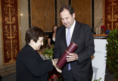 Schirin Ebadi - Nobelpreisträgerin 2003 erhält den Felix Ermacora Menschenrechtspreis von Dipl.-Ing. Josef Proell - Vizekanzler
