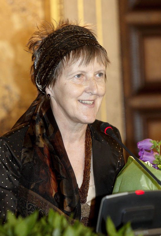 Dr. Marianne Graf - Albania-Austria Partnerschaft und Felix Ermacora-Förderpreisträgerin am Rednerpult