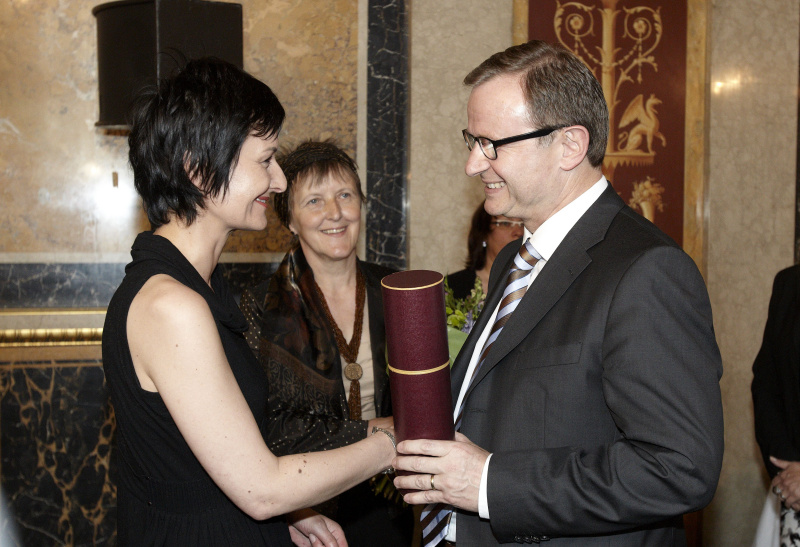 Cornelia Vospernik - ORF-Korrespondentin erhält den Felix Ermacora-Pressepreis von Karlheinz Kopf - ÖVP-Klubobmann und Obmann des Felix Ermacora-Menschenrechtsvereines