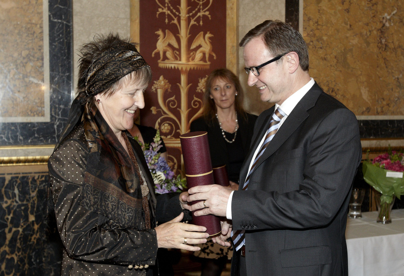 v.li. Dr. Marianne Graf - Albania-Austria Partnerschaft erhält den Felix Ermacora-Förderpreis von Karlheinz Kopf - ÖVP-KLubobmann und Obmann es Felix Ermacora-Menschenrechtsvereines