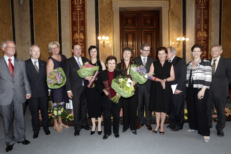 v.li.: Dr. Werner Fasslabend - Dritter Nationalratspräsident a.D., Univ.Prof. Dr. Heribert Franz Köck - Vorsitzender des wissenschaftlichen Beirates, Dr. Ursula Plassnik -Nationalratsabgeordnete, Dipl.-Ing. Josef Pröll -Vizekanzler, Cornelia Vospernik - ORF-Korrespondentin und Felix Ermacora-Pressepreisträgerin, Schirin Ebadi - Nobelpreisträgerin 2003 und Felix Ermacora Menschenrechtspreisträgerin, Dr. Marianne Graf - Albania-Austria Partnerschaft und Felix Ermacora-Förderpreisträgerin, Karlheinz Kopf - ÖVP-Klubobmann und Obmann des Felix Ermacora-Menschenrechtsvereines, Mag. Helga Ermacora - Witwe von Felix Ermacora, Fritz Neugebauer - Zweiter Nationalratspräsident, Christine Marek - Staatssekretäin und Dr. Wolfgang Schüssel - Nationalratsabgeordneter