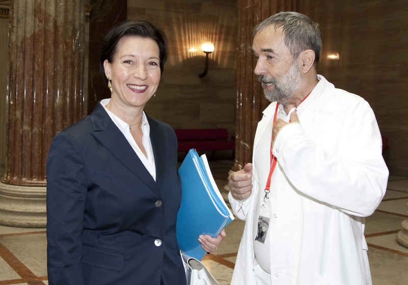 v.li. Bundesministerin Gabriele Heinisch-Hosek im Gespräch mit Prof. Dr. Manfred Neuberger