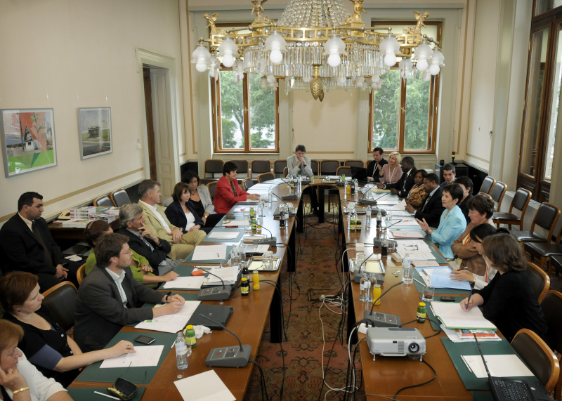 VeranstaltungsteilnehmerInnen mit Nationalratspräsidentin Mag.a Barbara Prammer (4.v.re.)