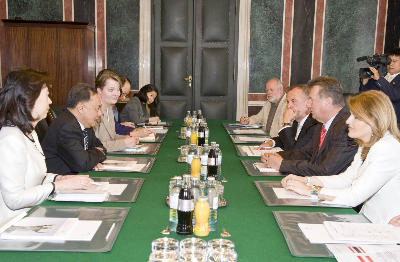 linke Bildhälfte: Thailändische Delegation mit dem Thailändischen Außenminister Kasit Piromya (2.v.li). rechte Bildhälfte: Dr. Franz Josef Weißenböck - Parlamentsdirektion, Dr. Joseph Wirnsperger - Parlamentsdirektion; Peter Mitterer - Bundesratspräsident und Dr. Alice Alsch-Harrant - Bundesratsvizedirektorin