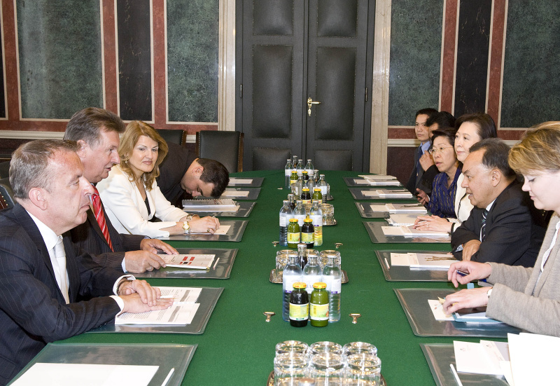 linke Bildhälfte: österreichische Delegation: v.li. Dr. Joseph Wirnsperger - Parlamentsdirektion, Peter Mitterer - Bundesratspräsident, Alice Alsch-Harant - Bundesratsvizedirektorin und Yilmaz Kara - Parlamentsdirektion. rechte Bildhälfte: Thailändische Delegation mit dem Thailändischen Außenminister Kasit Piromya (2.v.re)