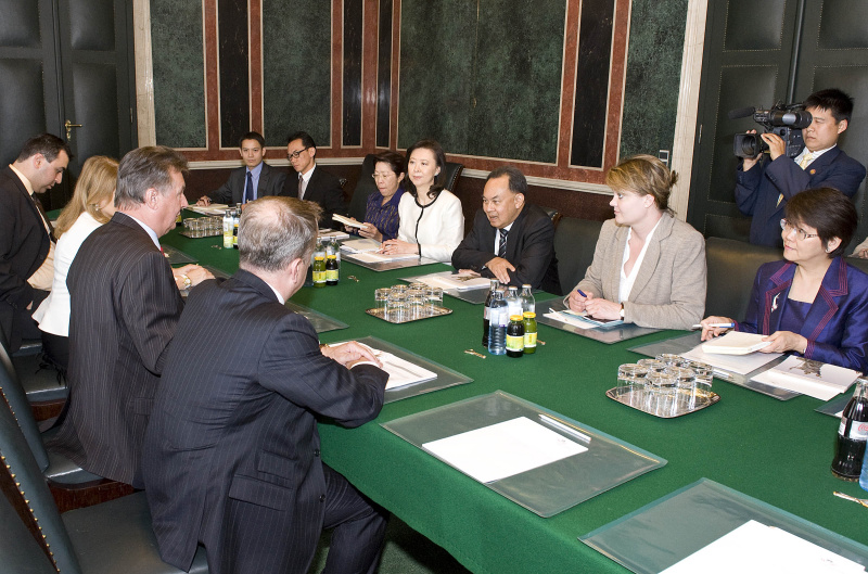 linke Bildhälfte: österreichische Delegation: v.li. Dr. Joseph Wirnsperger - Parlamentsdirektion, Peter Mitterer - Bundesratspräsident, Alice Alsch-Harant - Bundesratsvizedirektorin und Yilmaz Kara - Parlamentsdirektion. rechte Bildhälfte: Thailändische Delegation mit dem Thailändischen Außenminister Kasit Piromya (3.v.re.)