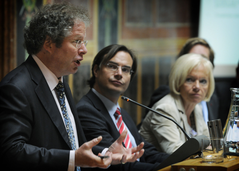 v.li. Geoffrey Underhill - Department of Political Science, Amsterdam School for Social Science Research am Rdnerpult, Robert Sattler und Dr. Gertrude Brinek - Volksanwältin