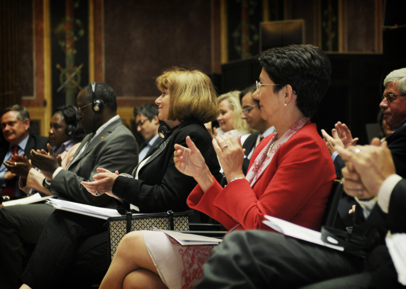 Veranstaltungsteilnehmer mit Nationalratspräsidentin Mag.a Barbara Prammer (re)