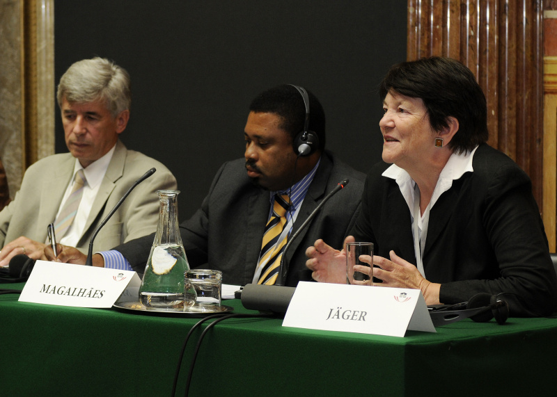 v.li. Franz Glaser - Nationalratsabgeordneter; Viana Magalhaes  und Inge Jäger am Mikrofon (re)