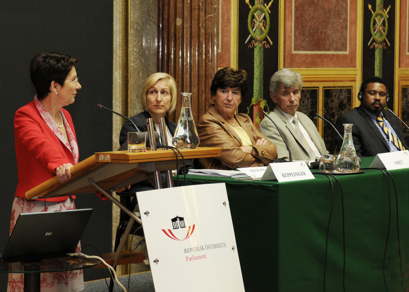 v.li. Nationalratspräsidentin Mag.a Barbara Prammer am Rednerpult, Jutta Kepplinger; Miet Smet;  Franz Glaser - Nationalratsabgeordneter und Viana Magalhaes