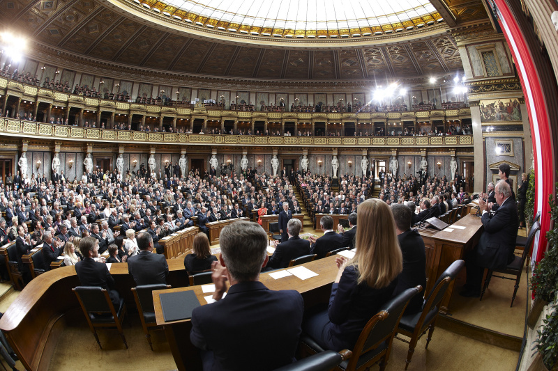 Bundespräsident Dr. Heinz Fischer wird von Nationalratspräsidentin Mag.a Barbara Prammer offiziell begrüßt.