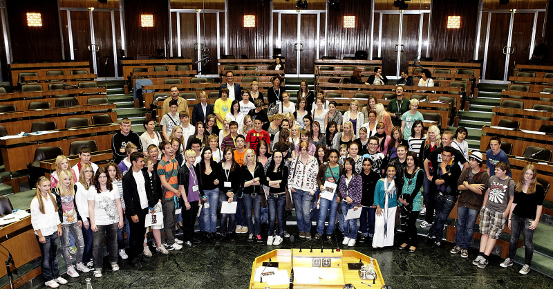 Gruppenfoto der drei teilnehmenden Klassen im Nationalratssitzungssaal