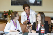 Angela Lueger - Nationalratsabgeordnete im Gespräch mit Jugendlichen