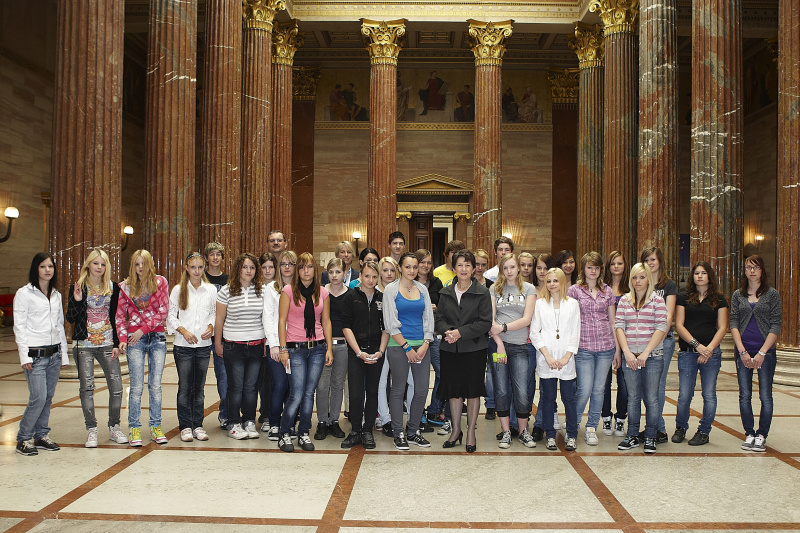 Nationalratspraesidentin Mag. Barbara Prammer mit der Klasse der CHS Villach.
