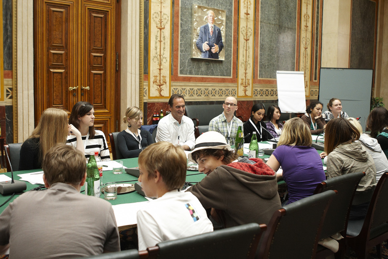 Jugendliche im Gesprach mit Gabriel Obernosterer - Nationalratsabgeordneter (4.v.li.)