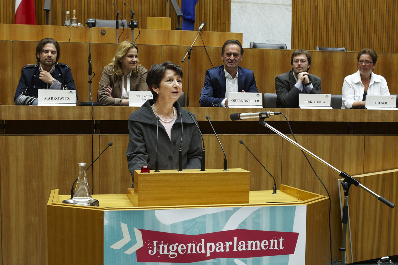 Nationalratspraesidentin Mag. Barbara Prammer am Rednerpult. Am Podium v.li. Stefan Markowitz - Nationalratsabgeordneter, Dr. Dagmar Belakowitsch-Jenewein -Nationalratsabgeordnete, Gabriel Obernosterer - Nationalratsabgeordneter, Dipl.-Ing. Dr. Wolfgang Pirklhuber - Nationalratsabgeordneter und Angela Lueger - Nationalratsabgeordnete
