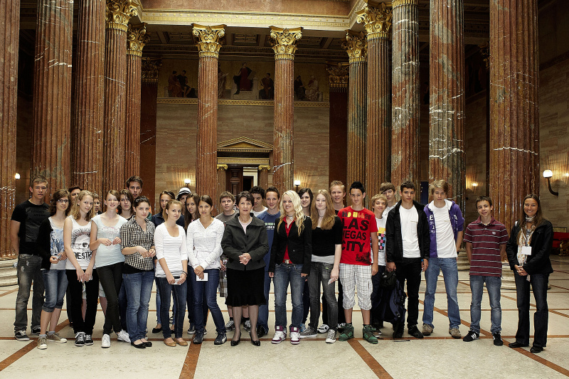 Nationalratspraesidentin Mag. Barbara Prammer mit der Klasse des Ingeborg Bachmann Gymnasiums.