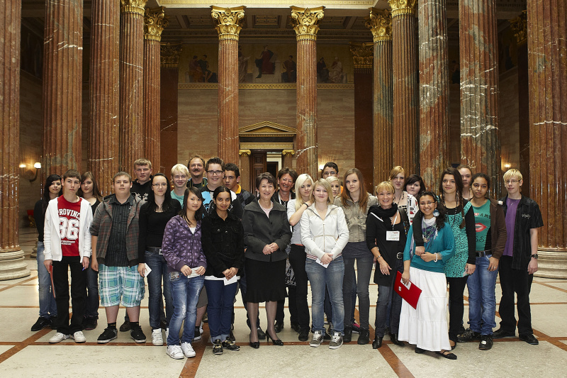 Nationalratspraesidentin Mag. Barbara Prammer mit der Polytechnischen Schule Villach.